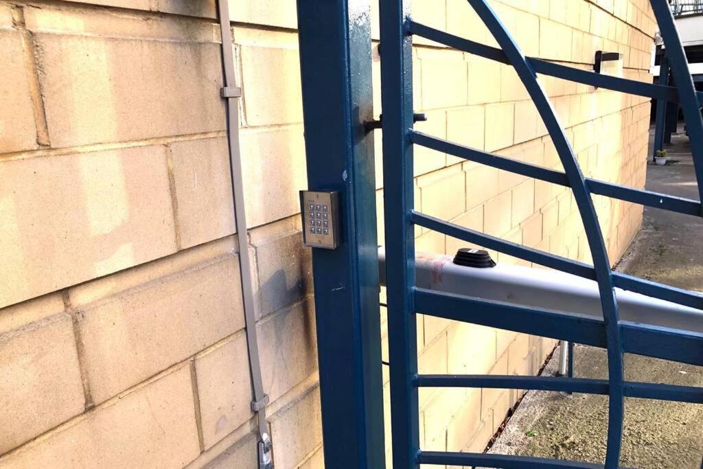 Ferienwohnung Waterfront Living In Leith With Free Parking! Edinburgh Exterior foto