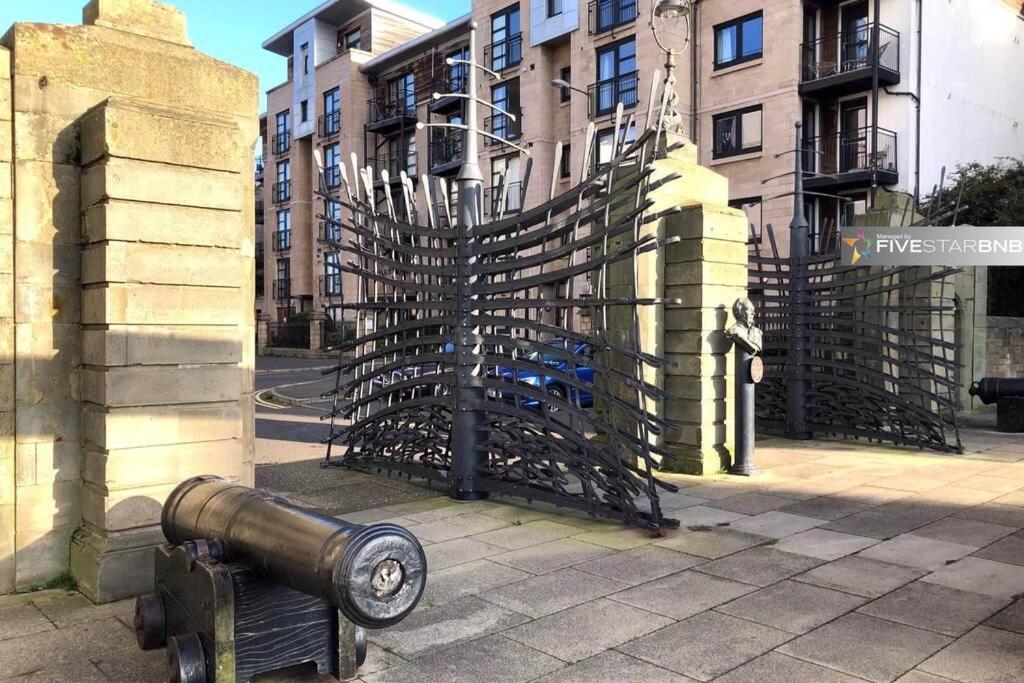 Ferienwohnung Waterfront Living In Leith With Free Parking! Edinburgh Exterior foto